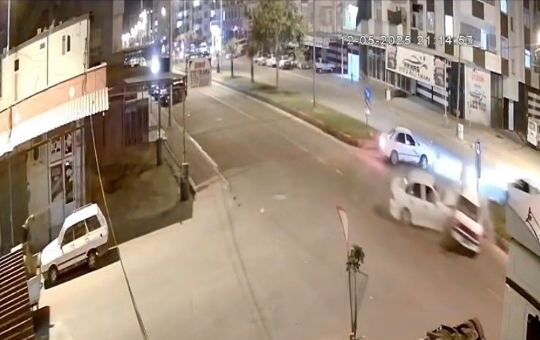 Akçakale ilçesinde meydana gelen trafik kazasında iki otomobil çarpıştı. Kazada