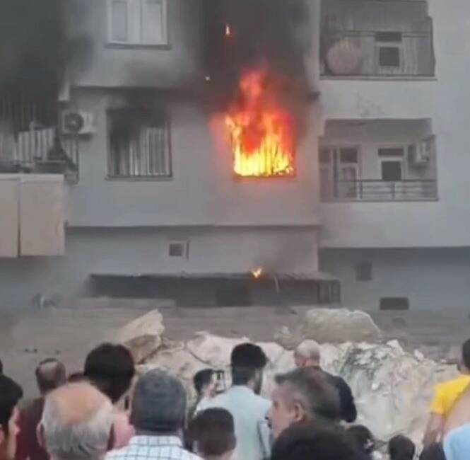 Şanlıurfa'nın Eyyübiye ilçesinde, bir evde çıkan yangın itfaiye ekiplerince kontrol