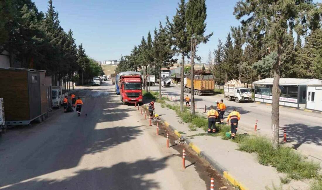 Şehitkamil Belediye Başkanı Umut Yılmaz'ın önderliğinde Mahrukatçılar Sitesi'nde gerçekleştirilen temizlik