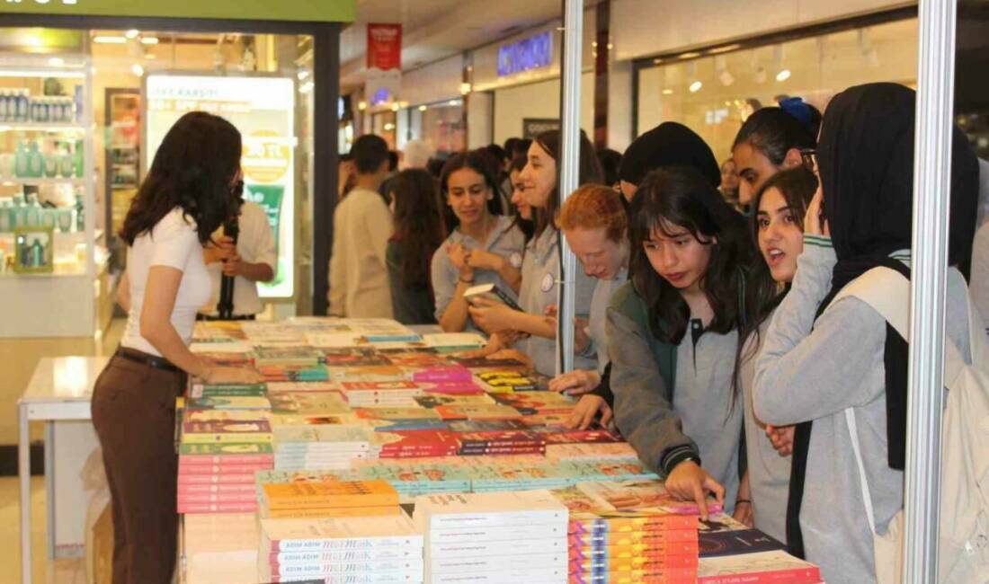 Siirt'te düzenlenen 11. Gençler Okusun Diye Kitap Fuarı, ziyaretçiler için