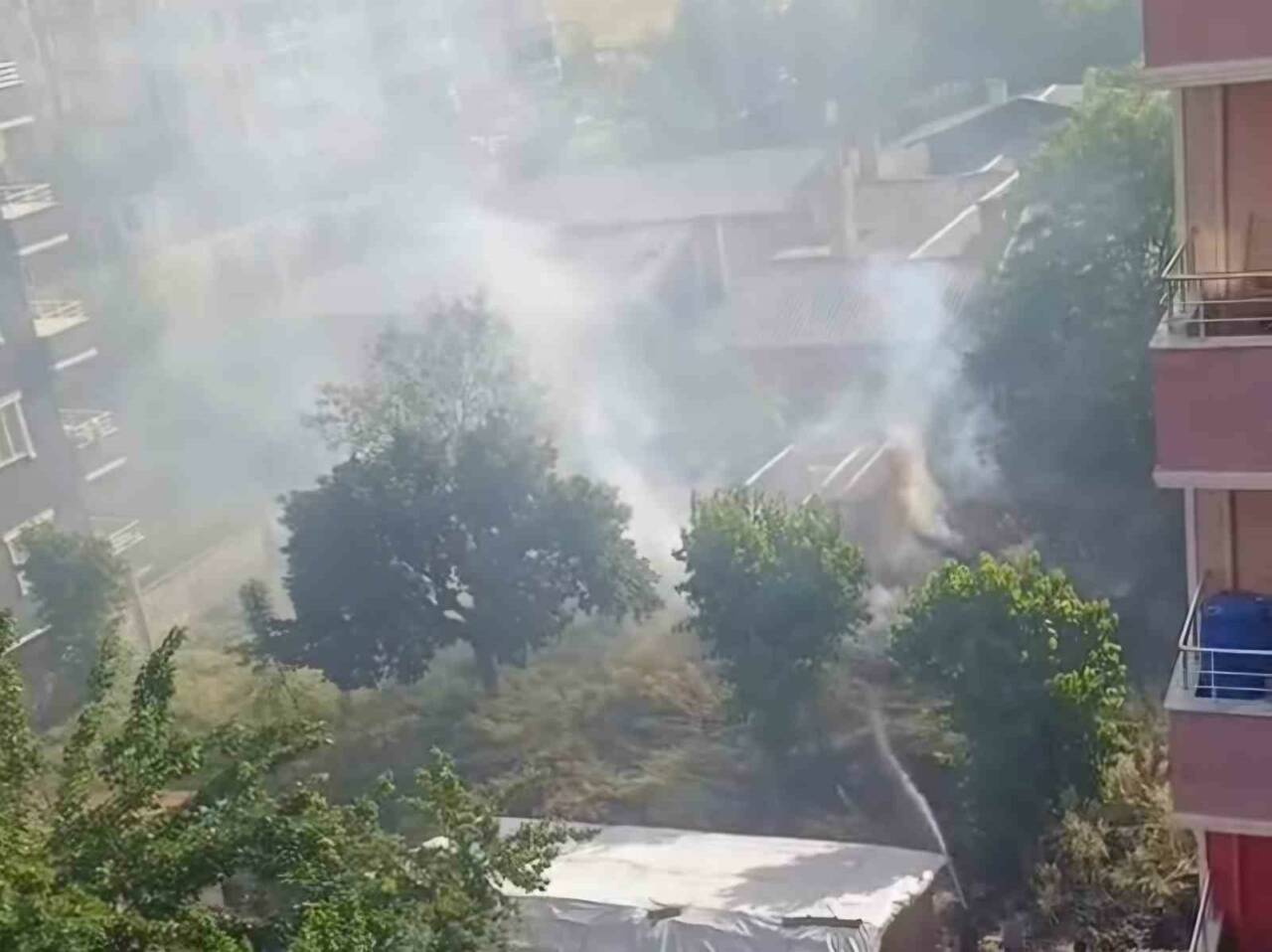 Siirt’in Kurtalan ilçesinde gecekondu yangını itfaiye ekiplerinin müdahalesiyle söndürüldü.