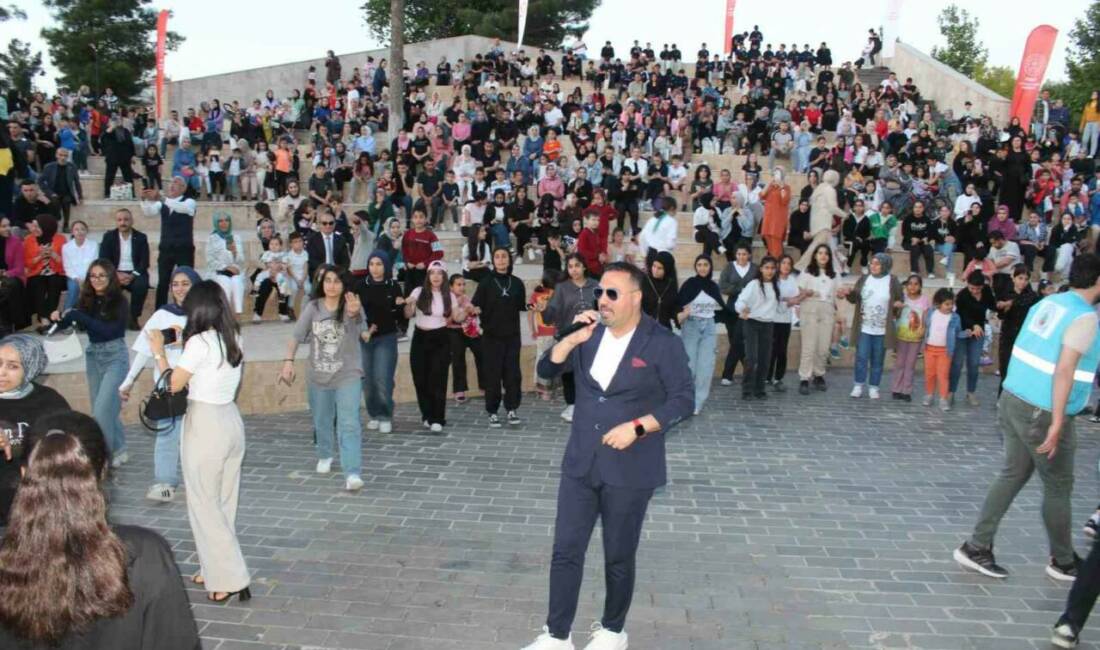 Siirt’te geleneksel olarak kutlanan Hıdırellez etkinliği, Kızlar Tepesi amfi tiyatrosunda