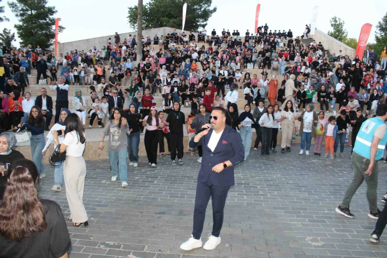 Siirt’te geleneksel olarak kutlanan Hıdırellez etkinliği, Kızlar Tepesi amfi tiyatrosunda