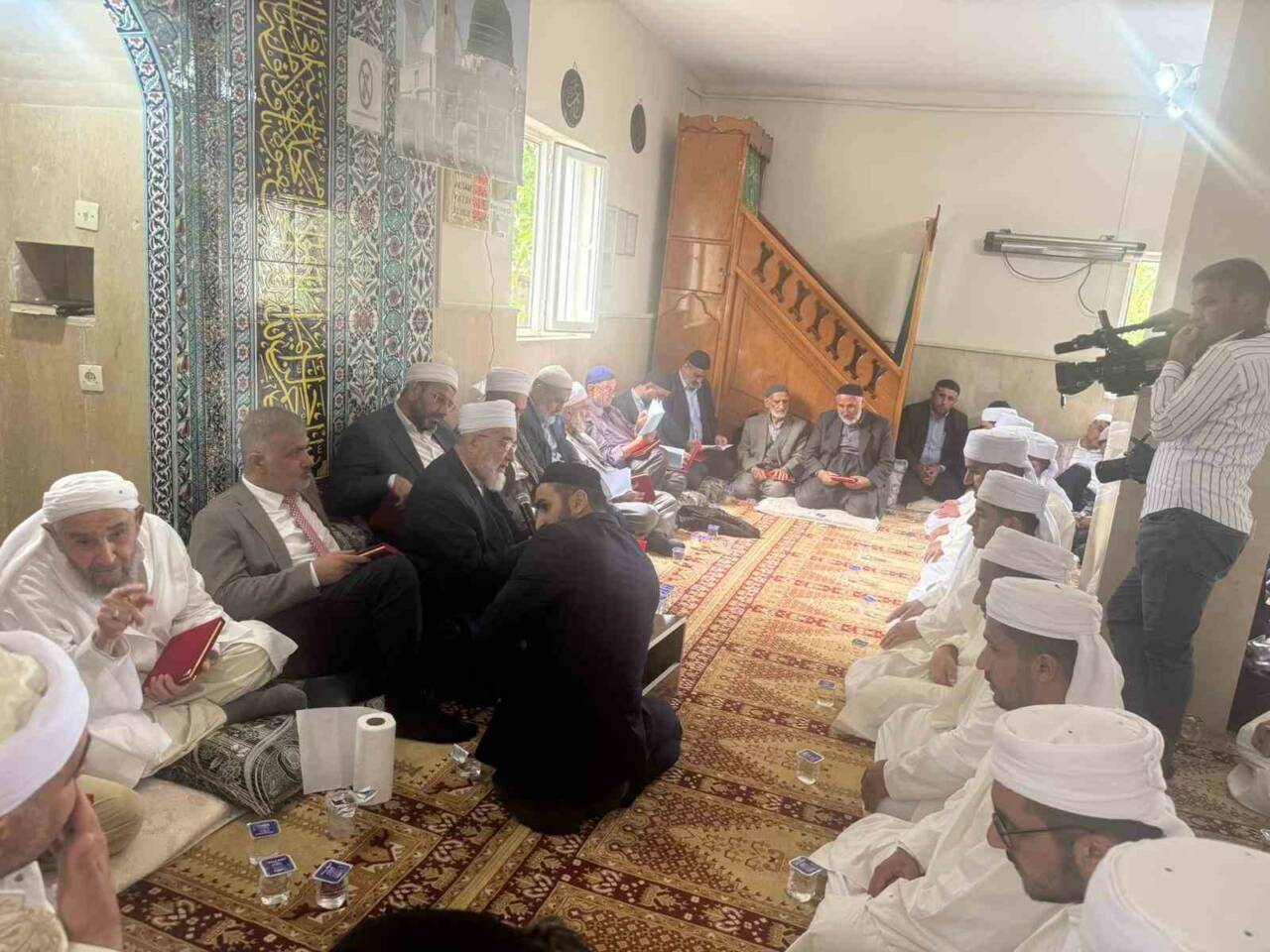 Kurtalan ilçesinin Gözpınar köyünde 16 medrese talebesi, uzun bir eğitim
