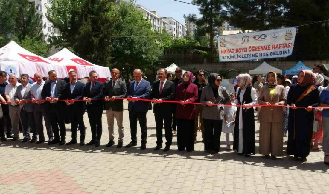 Siirt Halk Eğitimi Merkezi kursiyerleri, yıl boyunca yapmış oldukları eserlerini