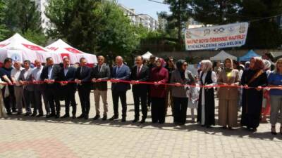 Siirt Halk Eğitimi Merkezi kursiyerleri, yıl boyunca yapmış oldukları eserlerini