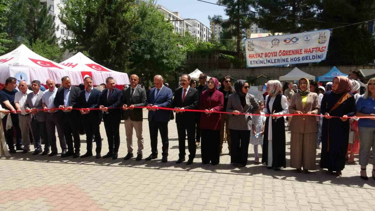 Siirt Halk Eğitimi Merkezi kursiyerleri, yıl boyunca yapmış oldukları eserlerini
