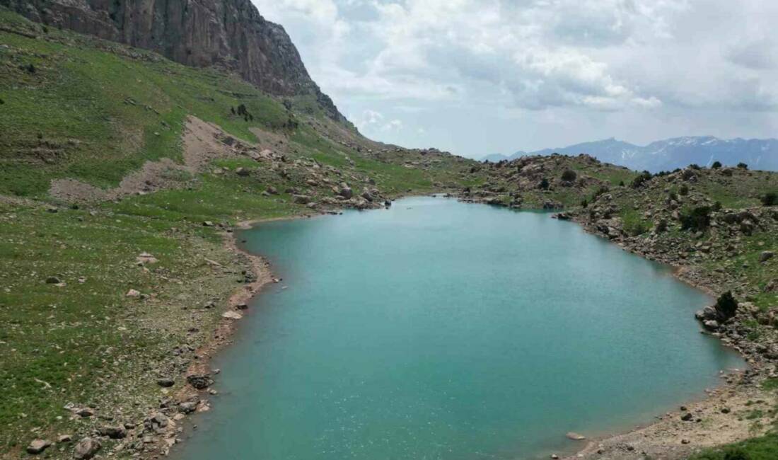 Şırnak'ta bir grup doğasever, Kato Dağı eteklerinde bulunan gölü havadan