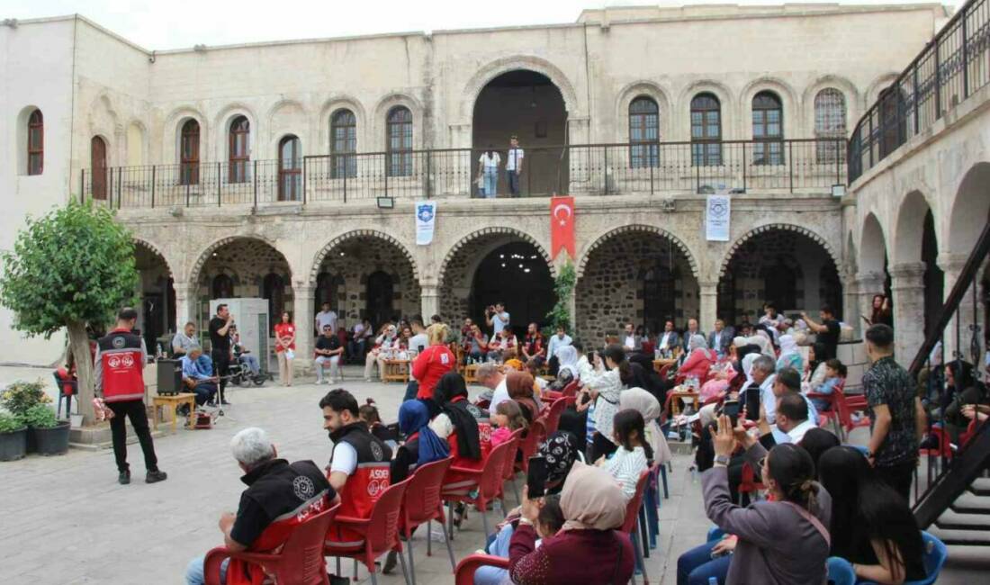 Şırnak'ın Cizre ilçesinde düzenlenen etkinlikte engelli bireyler ve aileleri bir