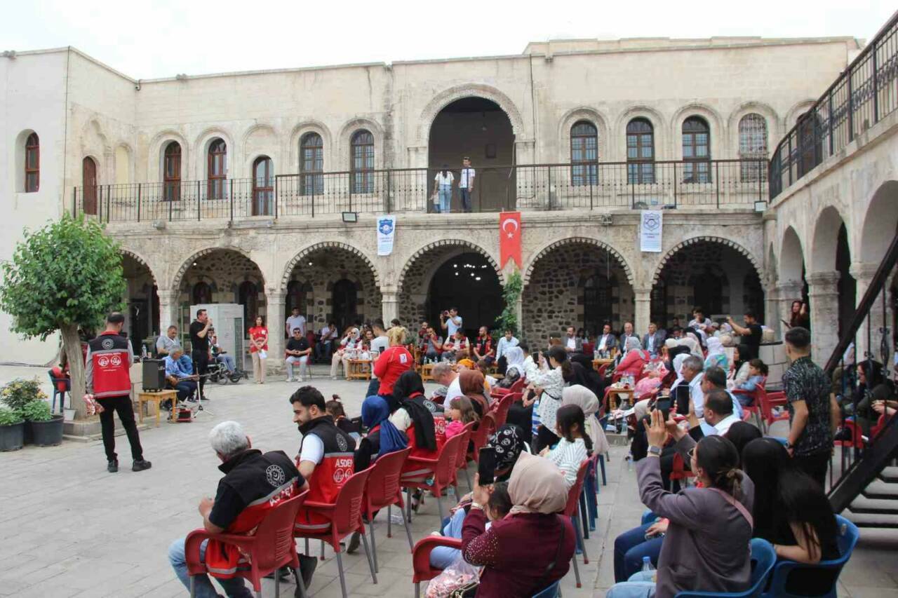 Şırnak'ın Cizre ilçesinde düzenlenen etkinlikte engelli bireyler ve aileleri bir