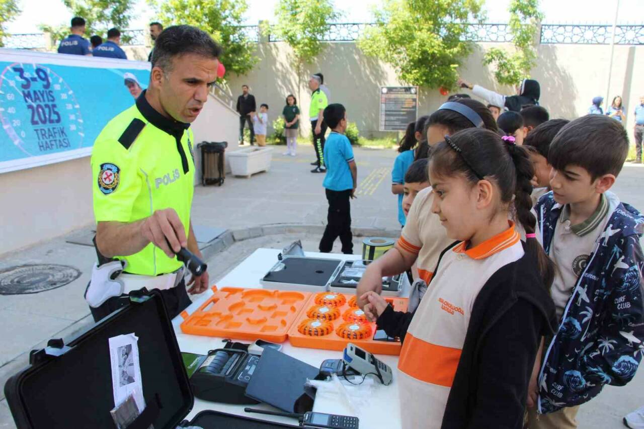 Şırnak'ta Trafik Güvenliği ve Trafik Haftası kapsamında çeşitli faaliyetler düzenlendi.
