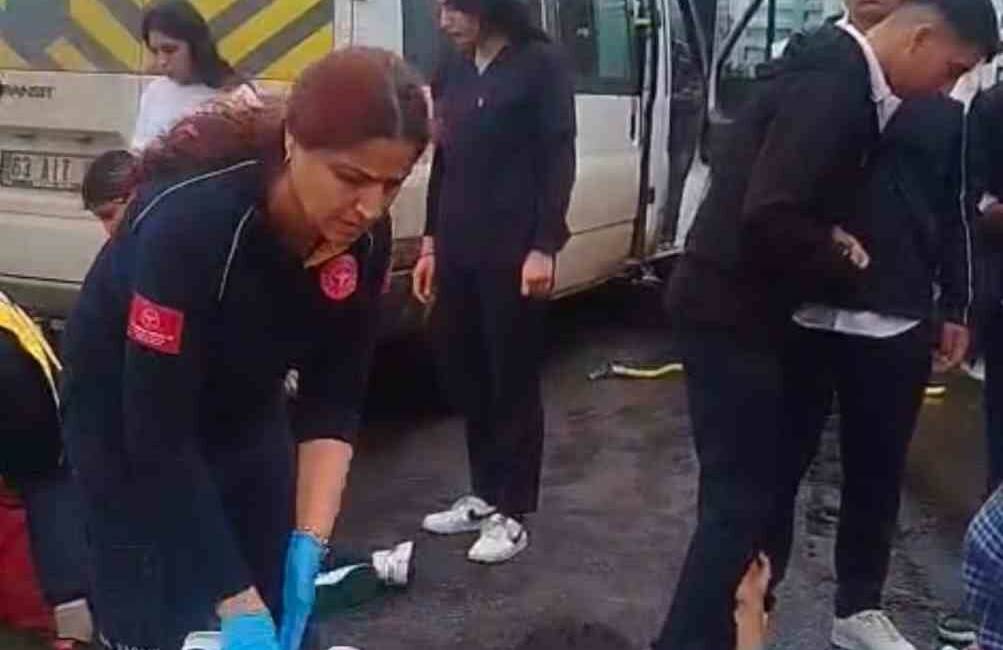 Siverek ilçesinde meydana gelen trafik kazasında tıra çarpan öğrenci servisinde