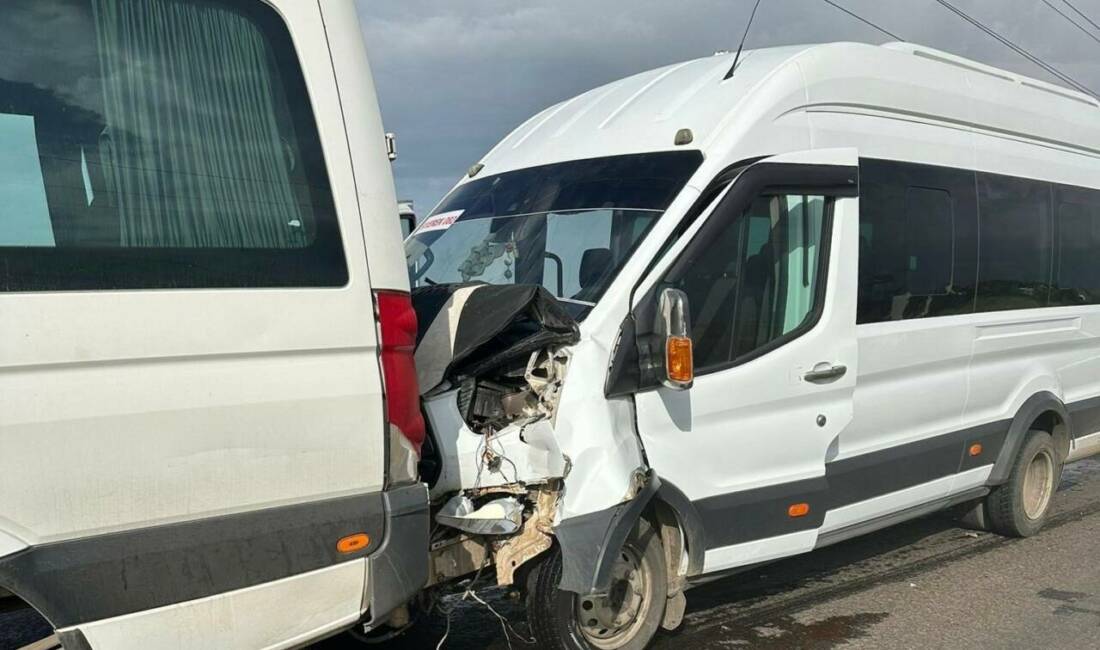 Siverek’te öğretmen servisleri kaza yaptı: 28 yaralı Şanlıurfa'nın Siverek ilçesinde meydana gelen trafik kazasında, öğretmen taşıyan 2