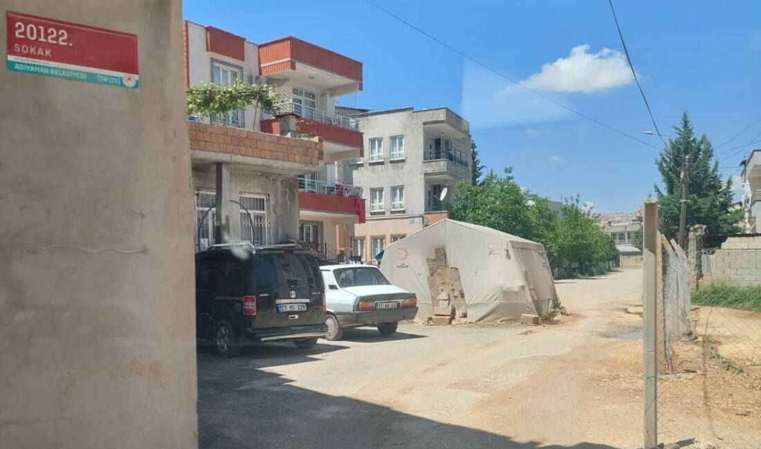 Sokak ortasına kurulan çadır ulaşıma engel oluyor Adıyaman’da, sokak ortasına kurulan ve daha sonra kaldırılmayan bir çadır,