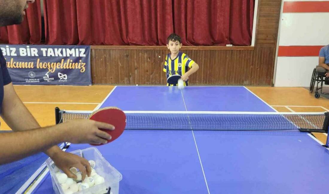 Adıyaman’da depremde sağ kolu ampute olan 9 yaşındaki Ertuğrul Ekinci,