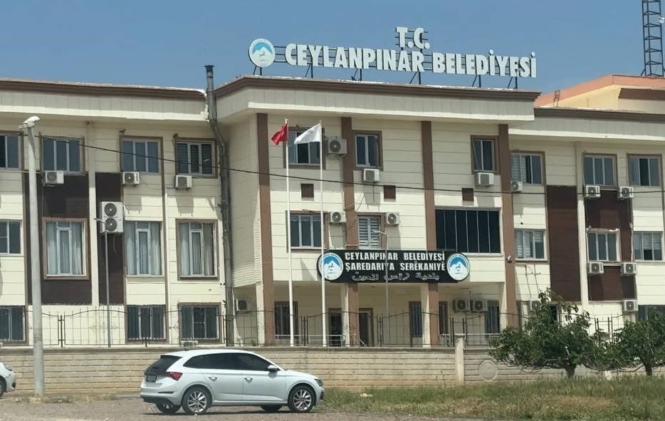 Ceylanpınar ilçesinde yaşayan bir avukat, DEM Partili belediyenin sosyal medya