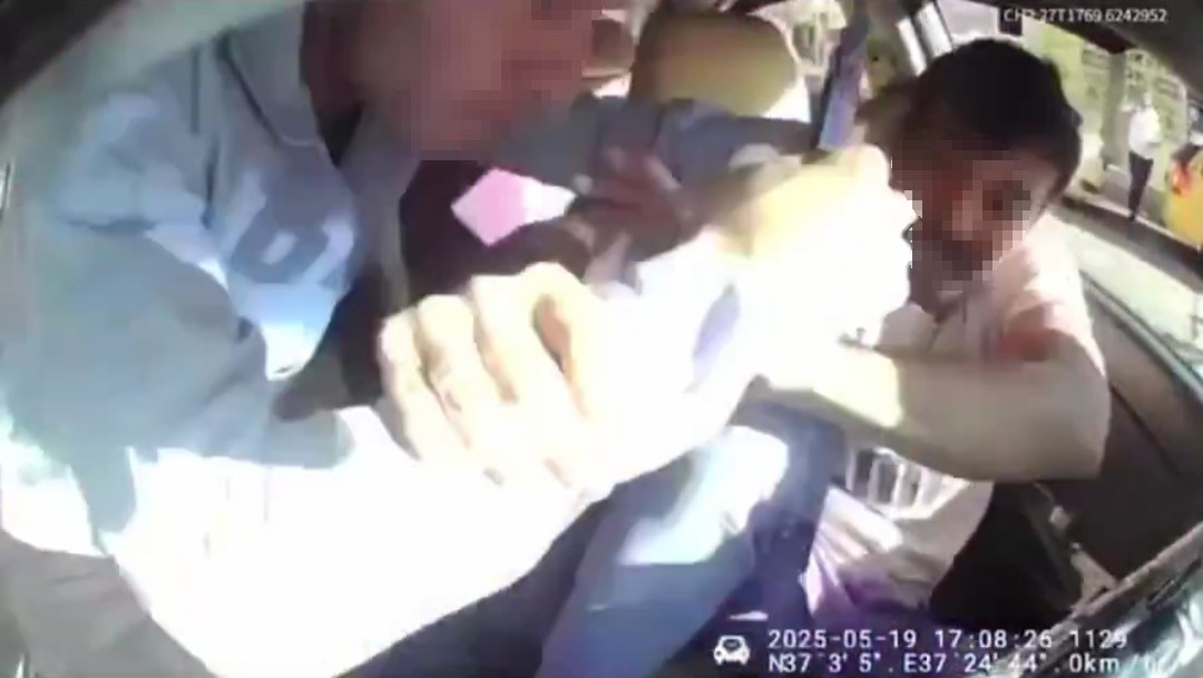 Gaziantep’te bir taksi şoförü, aracına aldığı yolcunun bıçaklı saldırısına uğradı.