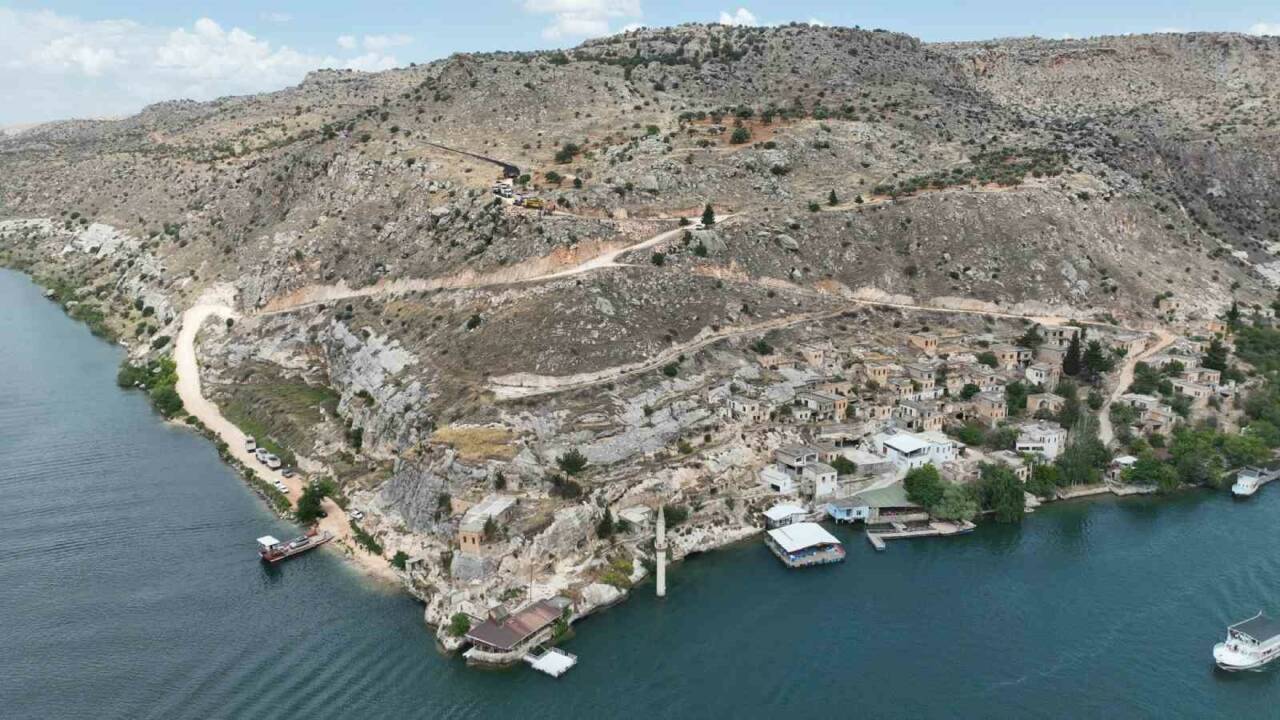 Birecik Barajı'nın su toplaması sonucu sular altında kalan Halfeti'ye bağlı