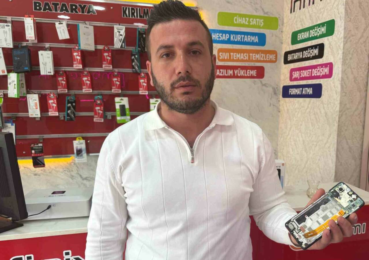 Gaziantep’te tamir sırasında cep telefonu bataryası alev alarak patladı. O