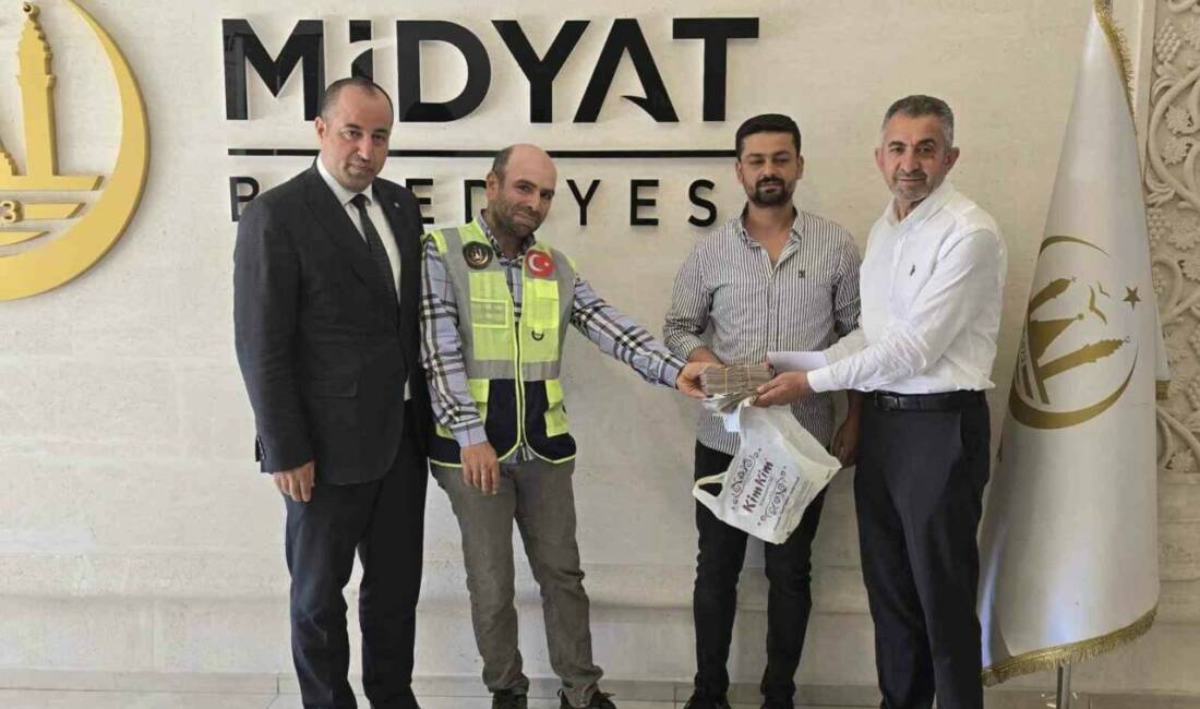 Mardin'in Midyat İlçe Belediyesi'nde görev yapan temizlik personeli, Cumhuriyet Bulvarı'nda