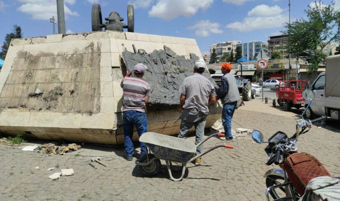 Şanlıurfa'da, 12'ler anıtı olarak bilinen 11 Nisan kurtuluş mücadelesini simgeleyen