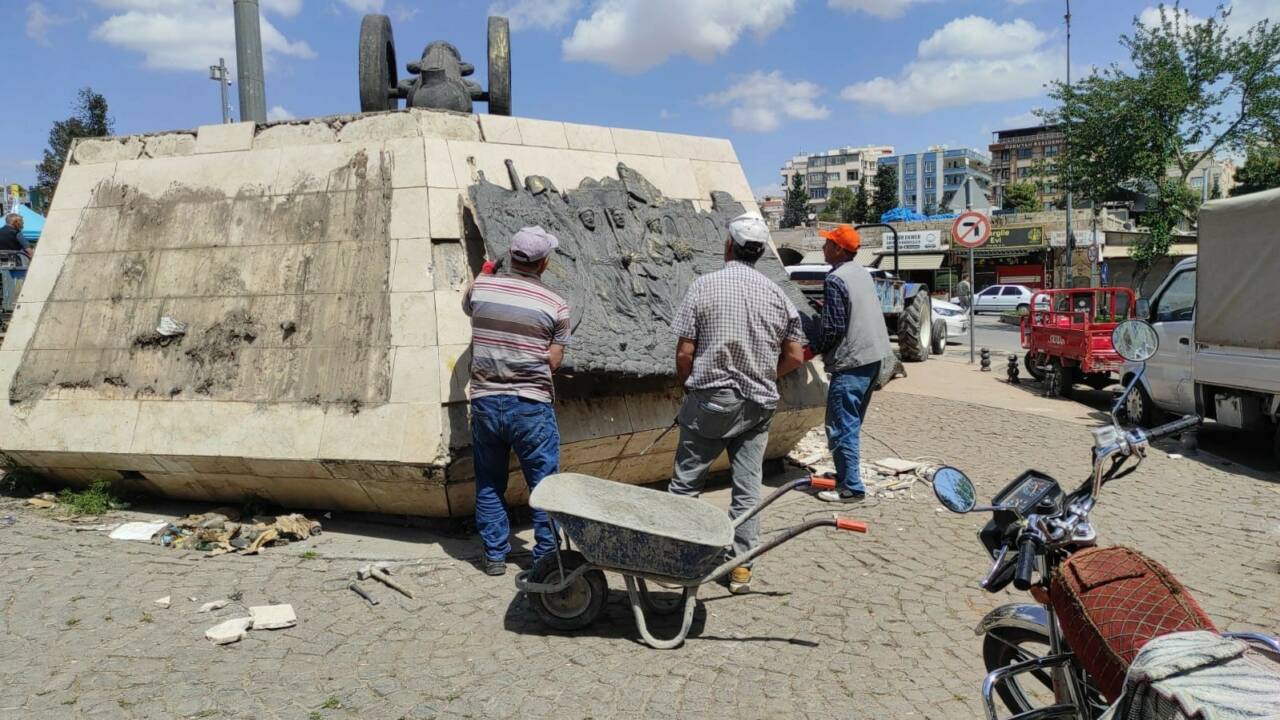 Şanlıurfa'da, 12'ler anıtı olarak bilinen 11 Nisan kurtuluş mücadelesini simgeleyen