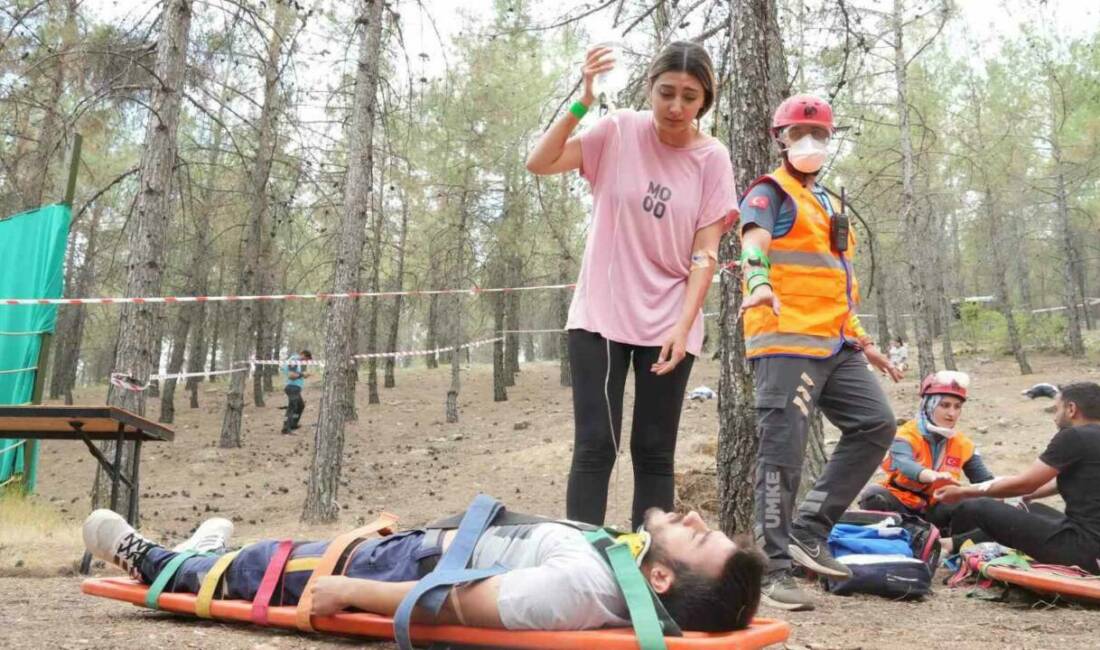 Gaziantep'te UMKE'ye katılmak isteyen sağlıkçılar eğitimden geçerek gerçeği aratmayan tatbikatlara
