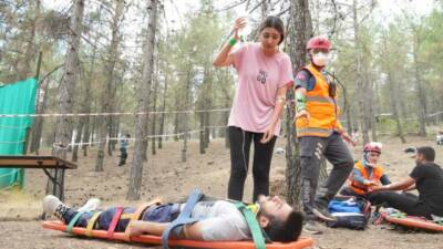 Gaziantep'te UMKE'ye katılmak isteyen sağlıkçılar eğitimden geçerek gerçeği aratmayan tatbikatlara