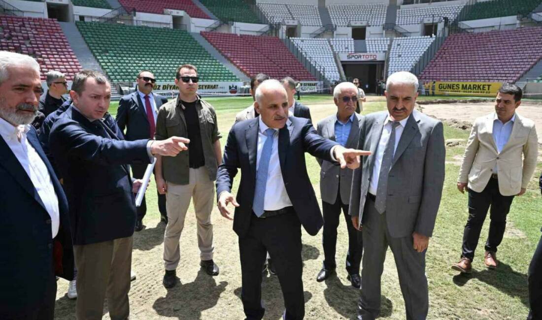 Diyarbakır Valisi Murat Zorluoğlu, Atatürk Stadyumu'ndaki zemin yenileme çalışmalarını inceledi.