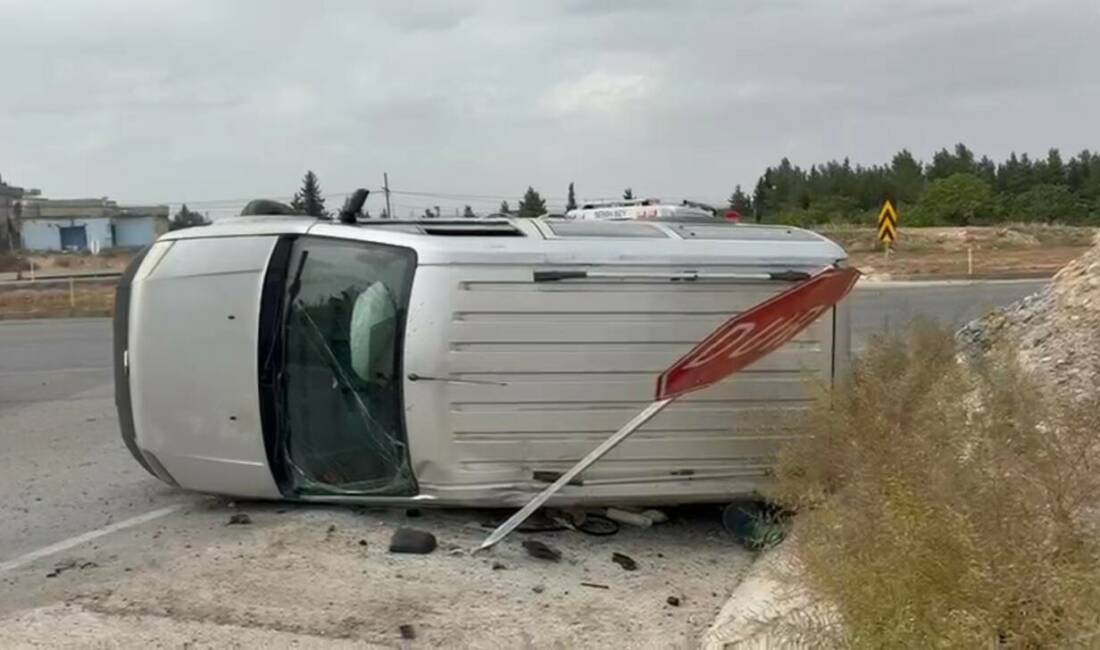 Gaziantep'in Nizip ilçesinde hafif ticari aracın virajı alamayarak devrilmesi sonucu