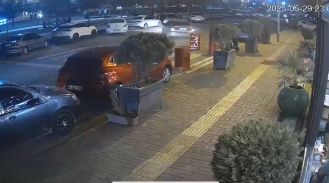 Şanlıurfa'nın Viranşehir ilçesinde, gece saatlerinde yaşanan trafik kazasında kontrolden çıkan