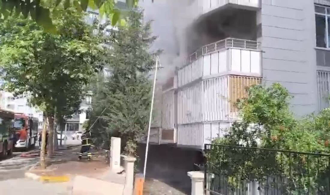 Yangın nedeniyle apartmanda mahsur kalan 4 kişi kurtarıldı Şanlıurfa'nın Karaköprü ilçesine bağlı Atakent Mahallesinde bir apartmanın ikinci katında
