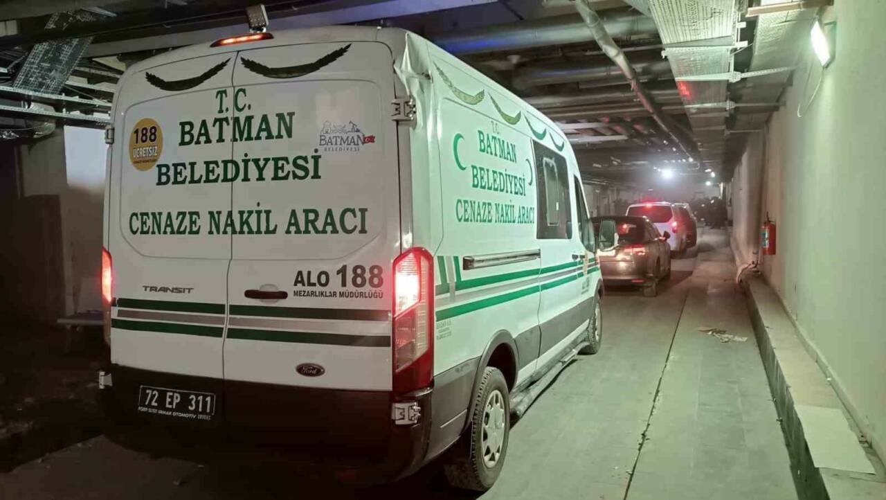 Batman'ın Cudi Mahallesi'nde minibüsün çarpması sonucu ağır yaralanan ve hastanede