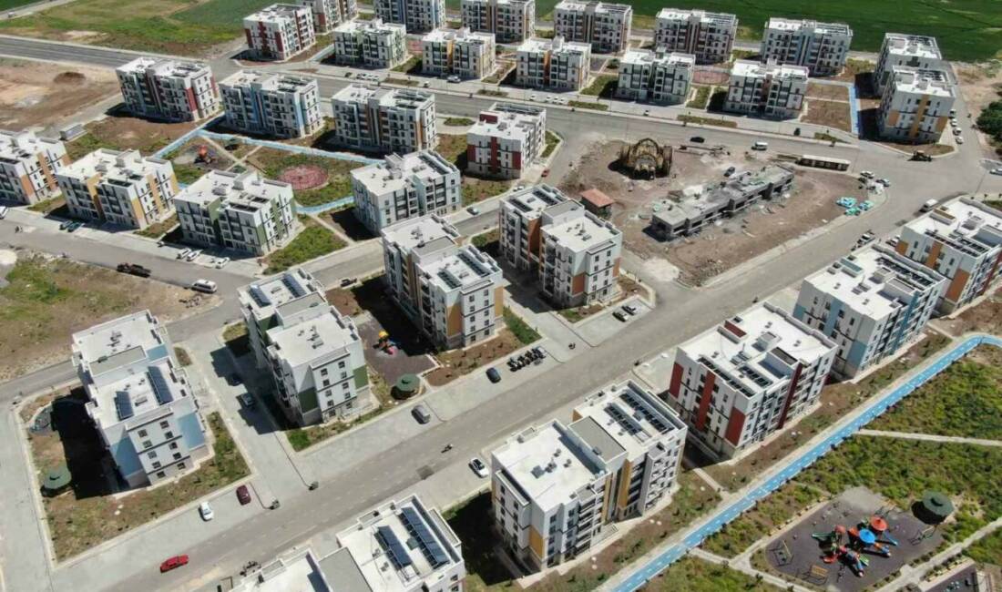 Araban ilçesinde meydana gelen büyük depremler sonrasında evleri yıkılan depremzedeler,