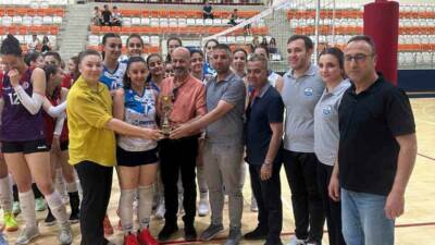 Betül Çoban Voleybol Turnuvası'nın ikincisi Gaziantep Üniversitesi Sporium salonunda düzenlendi.