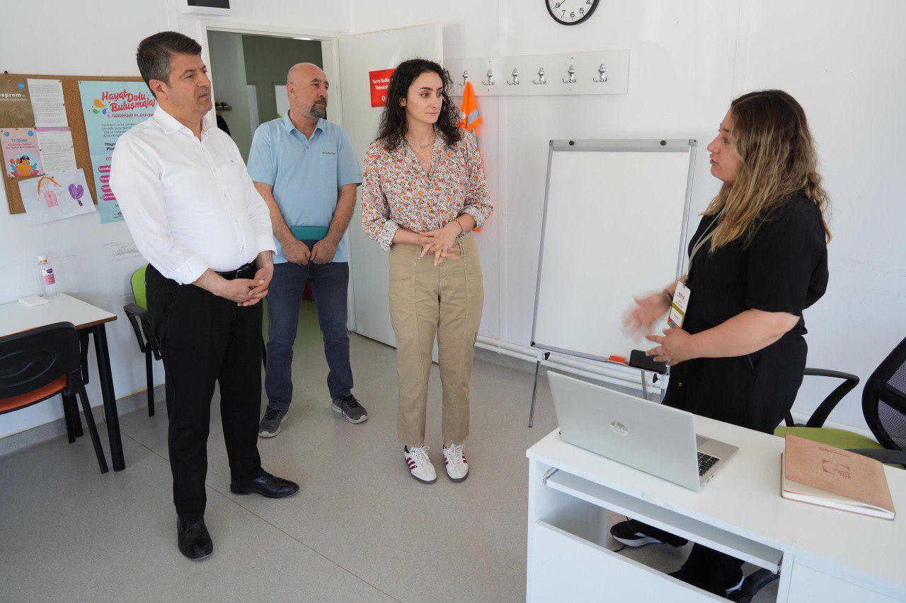 Adıyaman Belediye Başkanı Abdurrahman Tutdere, 6 Şubat depremlerinin ardından ailelere