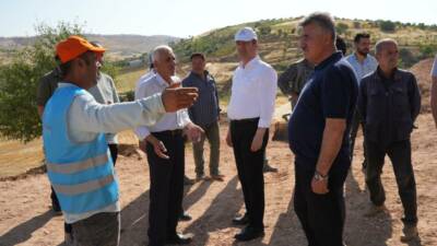 Belediye Başkanı Abdurrahman Tutdere, Mersin Caddesi’nde sürdürülen yol, ağaçlandırma ve