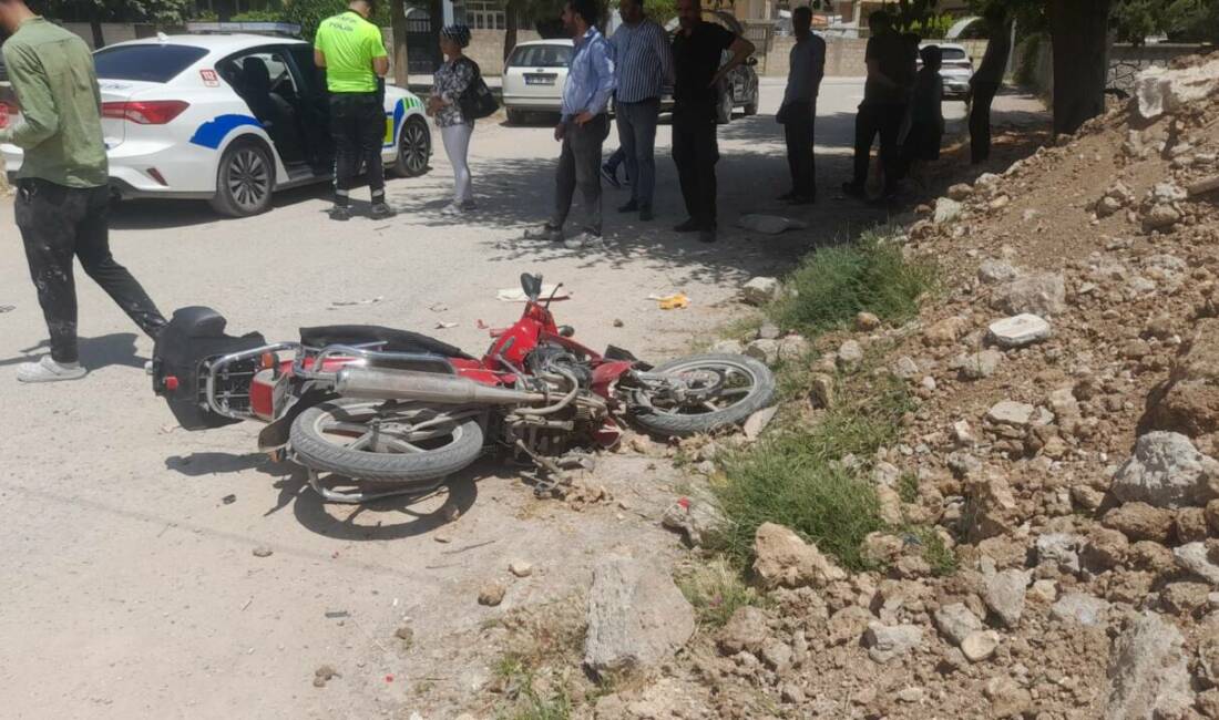Adıyaman’da, otomobil ile motosikletin çarpışması sonucu 1 kişi yaralandı.