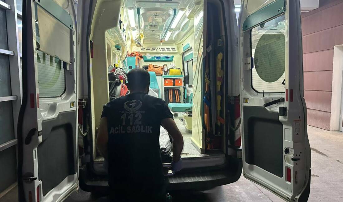 Adıyaman’da duran araca çarpan motosiklet sürücüsü yaralandı.