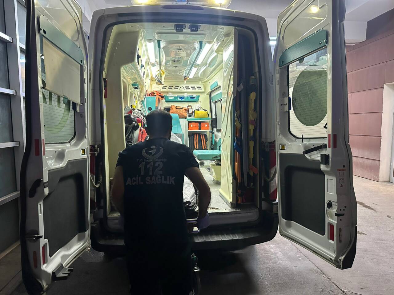 Adıyaman’da duran araca çarpan motosiklet sürücüsü yaralandı.