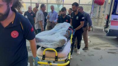 Adıyaman’da, direksiyon hakimiyetini kaybettiği hafif ticari aracın uçuruma yuvarlanması sonucu