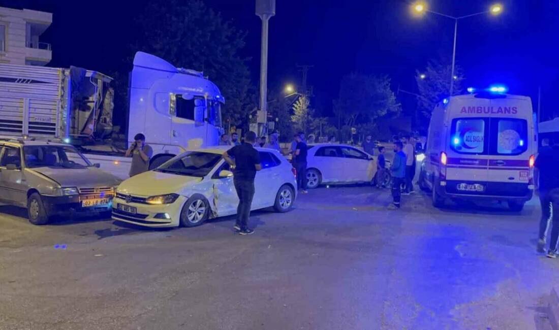 Adıyaman’da 4 aracın karıştığı kazada 2 kişi yaralandı.