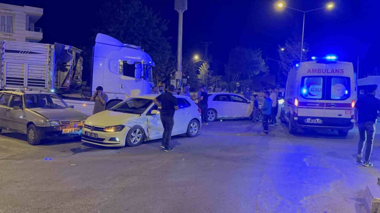Adıyaman’da 4 aracın karıştığı kazada 2 kişi yaralandı.