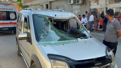 Adıyaman Atatürk Stadyumu’nun tribün çatılarının sökümü sırasında çıkan rüzgarla uçan