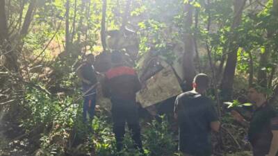 Adıyaman’ın Ulubaba Dağı eteklerinde patika yolda ilerleyen bir kamyonetin uçuruma