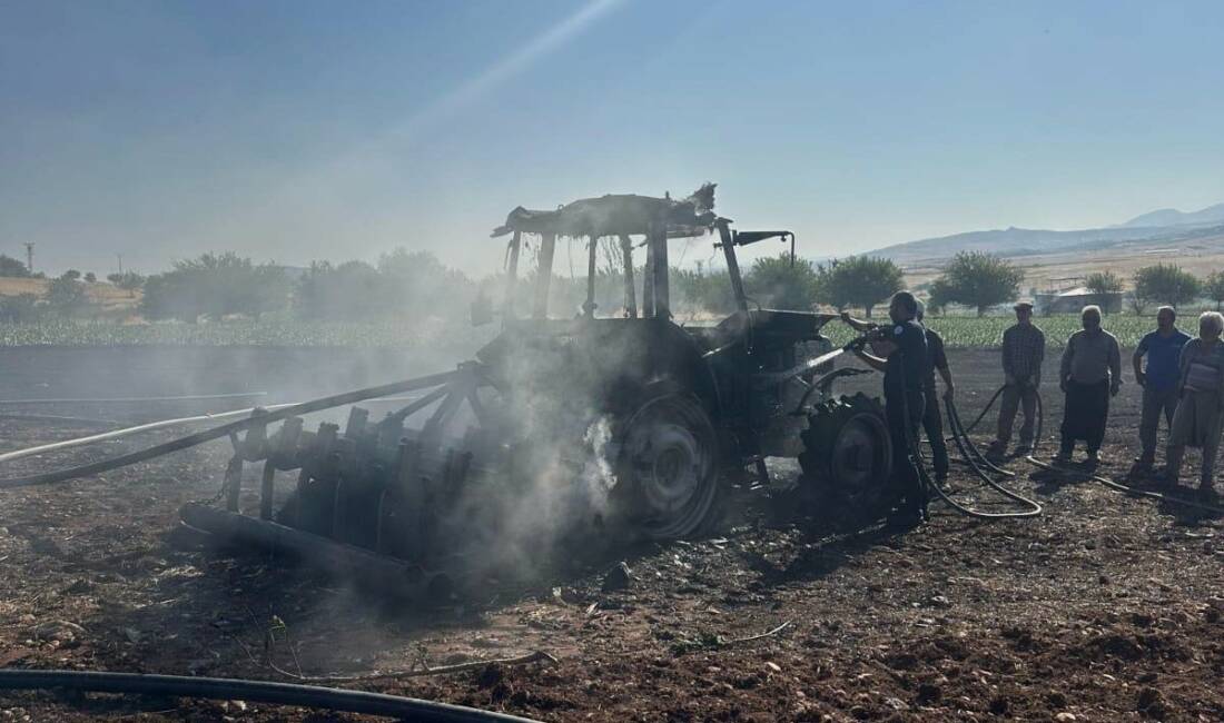 Adıyaman’da, meydana gelen anız yangınına müdahale etmek isteyen bir traktör