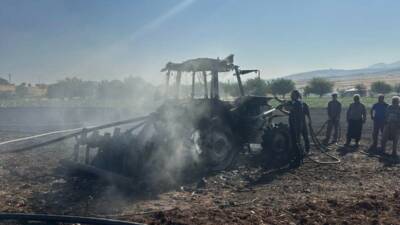 Adıyaman’da, meydana gelen anız yangınına müdahale etmek isteyen bir traktör