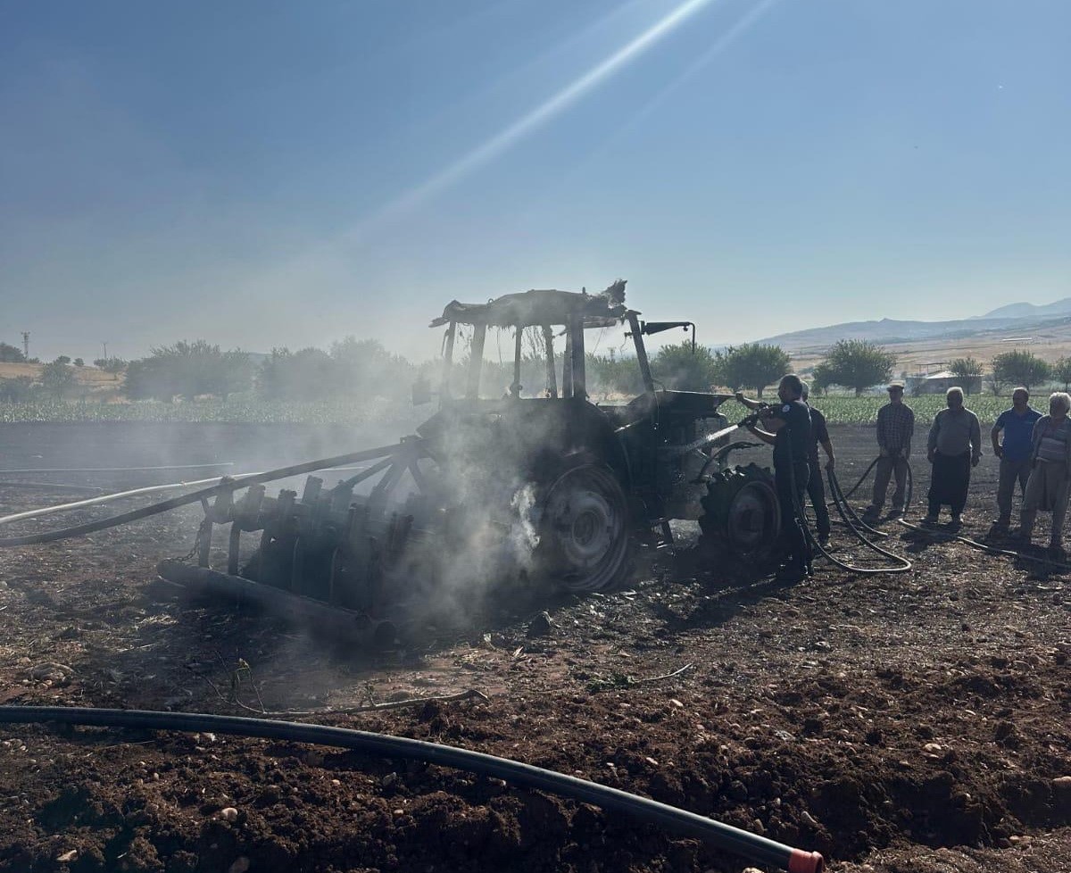 Adıyaman’da, meydana gelen anız yangınına müdahale etmek isteyen bir traktör