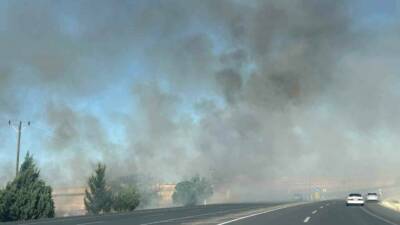 Adıyaman’da meydana gelen anız yangını saman balyalarını küle çevirdi.