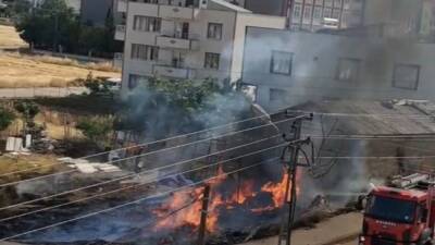 Adıyaman’da bir vatandaşın bahçesini temizlemek için yaktığı ateş, çadıra ve